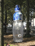 908012 Afbeelding van een grote opblaasbare reclamefles 'Aquarius', bij de finish van de Wielerronde van ...